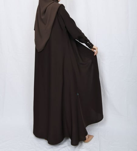 عباية بياقة ناعمة وأزارير في الأكمام