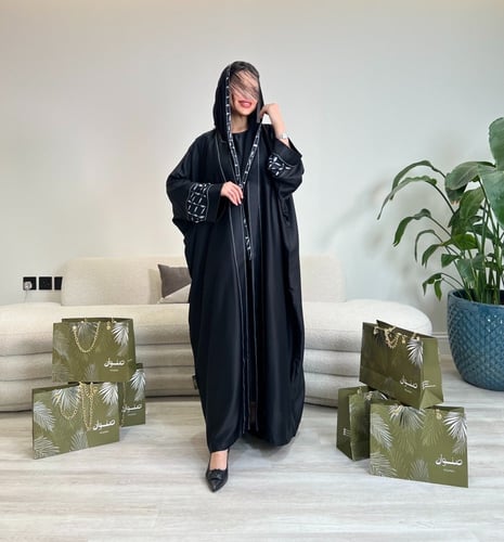 نص بشت حرير ستان طبعة أسود وأبيض