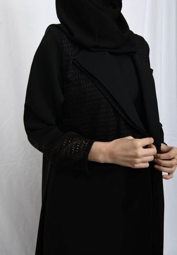 عباية بقطعة مميزة في الياقة والأكمام وفستان داخلي