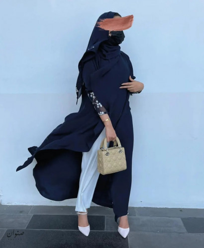 عباية مموجة، وأكمام شبك ورود (أسود فقط)