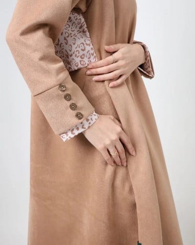 عباية شمواه بطبعة تايقر في الخلف