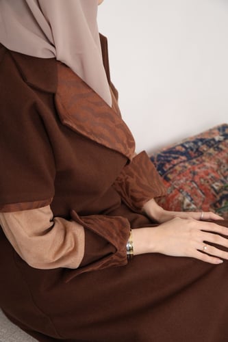 عباية بياقة جوخ بني