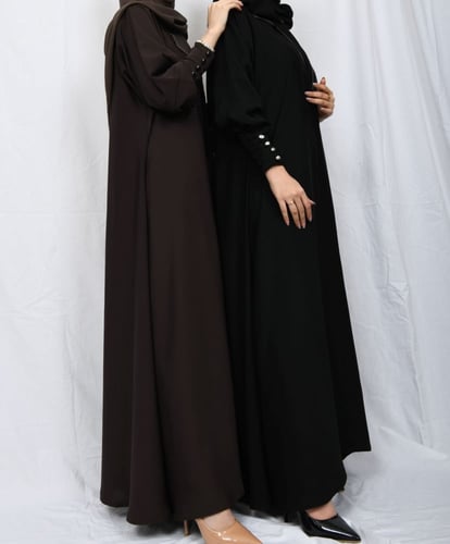 عباية بياقة ناعمة وأزارير في الأكمام