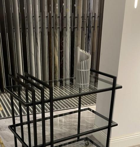 عربة تقديم لون أسود سطح زجاج 3 أدوار