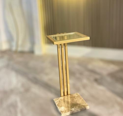 طاولة خدمة شفاف زجاجيه وبقاعدة رخاميه