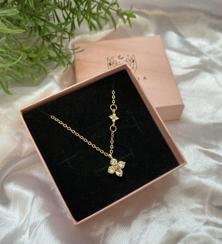 Elegant necklace made of zircon