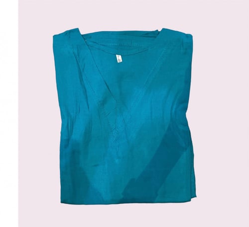 قميص روز بفتحة صدر مثلث