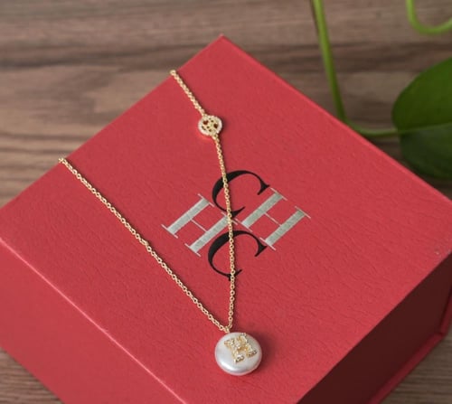 سلسال كارولينا هيريرا جه سي اتش وجه الحرف