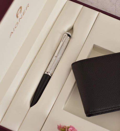 طقم محفظة مع قلم اقنر