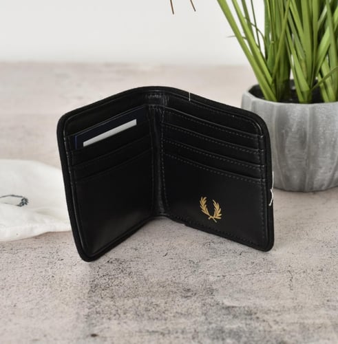 محفظة فريد بيري