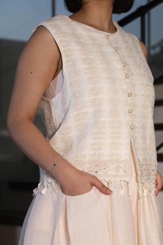 فستان ستان بيج مع صديري من الكتان المشغول مع كلف ع...