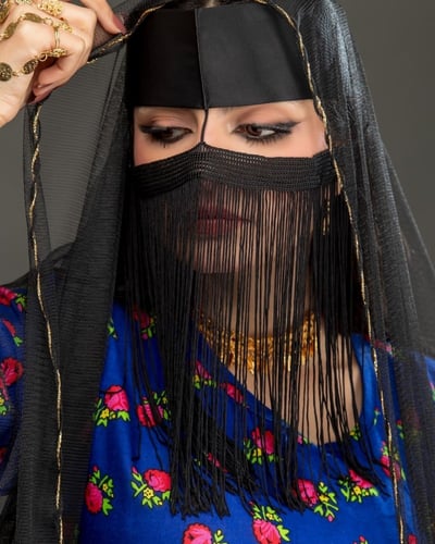 طرحة بطرف ذهبي