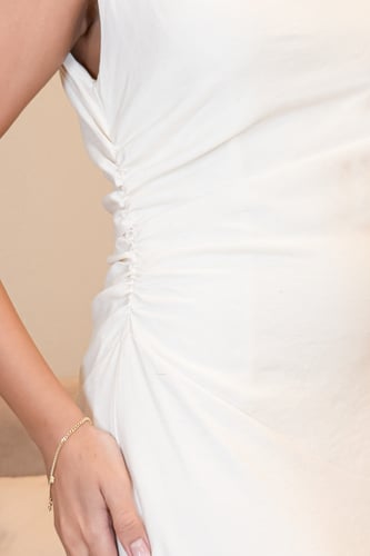 فستان سهرة كريب لون بيج مع وردة على الكتف