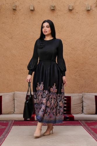 فستان ستان أسود بأكمام طويلة ومزخرف بالنقوش
