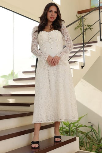 فستان دانتيل اوف وايت مع اكسسوار الورود