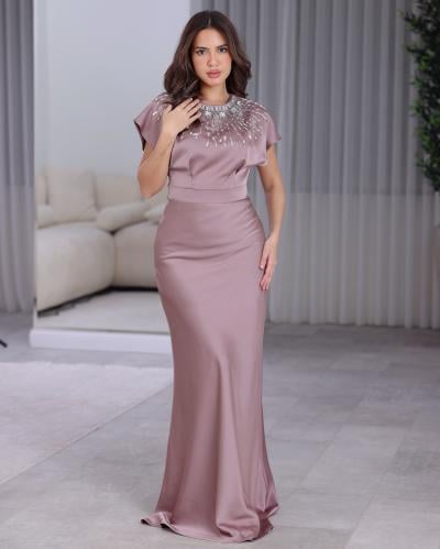 فستان سهرة ساتان ناعم لحمي مع كريستال