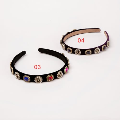 طوق مزين بتفاصيل حجارة مرصعة