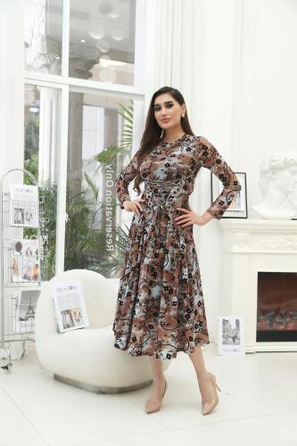 فستان ميدي أنيق بطبعات ورود باللون الأسود فاخر وقص...