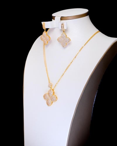 طقم بطابع الوردة