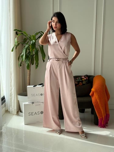 طقم ساتان بحزام ساده في الوسط