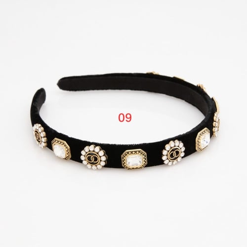 طوق مزين بتفاصيل حجارة مرصعة