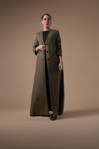 عباية بليزر لينن هندي مطرز بالأسود بجيب أمامي