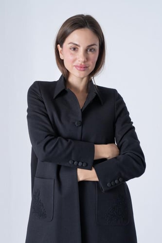 عباية بليزر جوخ فاخر بجيوب أمامية مطرزة يدوياً - أ...