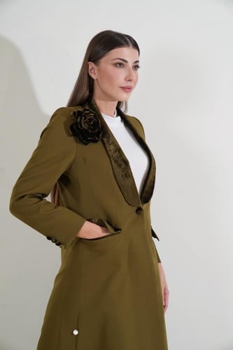 عباية بليزر كريب زيتوني بياقة وبروش من خامة المخمل...