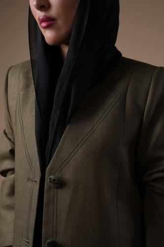 عباية بليزر لينن هندي مطرز بالأسود بجيب أمامي