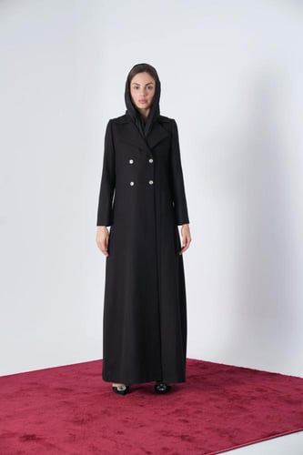 عباية كوت فاخر أسود بخطوط طولية وأزارير معدنية فضي...