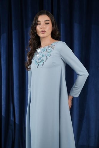 جلابية كريب ازرق سماوي ورود ثري دي وشك يدوي على ال...