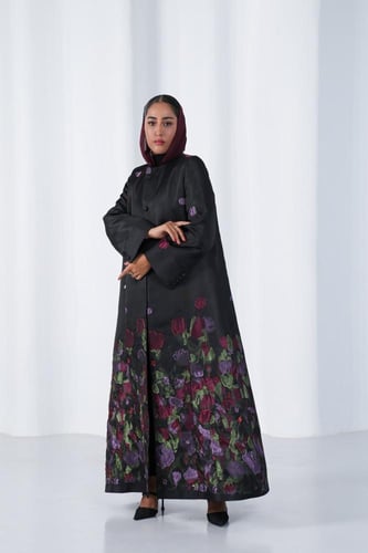 جاهز - عباية بليزر جاكار أسود مورد ومطرز بالخرز