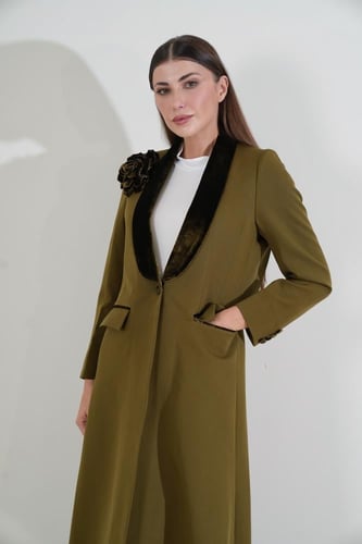 عباية بليزر كريب زيتوني بياقة وبروش من خامة المخمل...