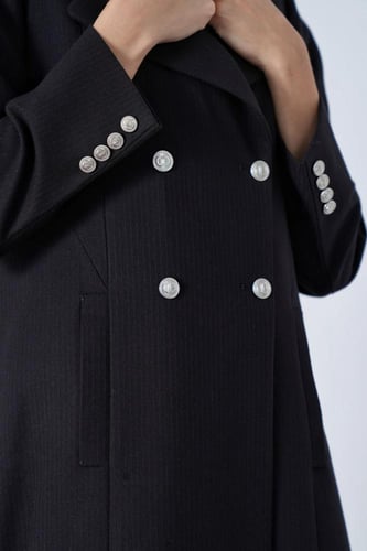 عباية كوت فاخر أسود بخطوط طولية وأزارير معدنية فضي...