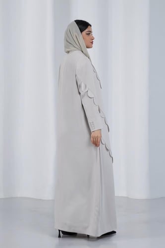 عباية بليزر كريب فاخر بقصات مميزة - بيج/رمادي فاتح