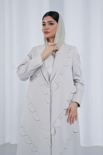 عباية بليزر كريب فاخر بقصات مميزة - بيج/رمادي فاتح