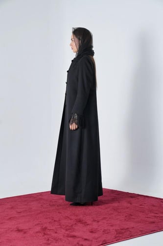 عباية بليزر جوخ فاخر مطرز يدوياً وبأكمام من الدانت...