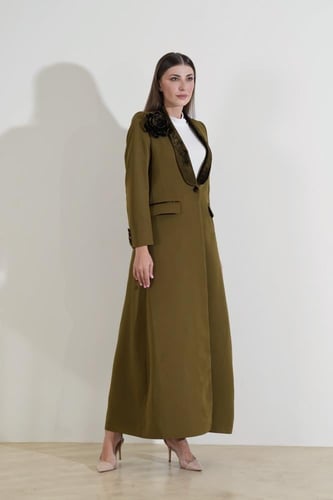 عباية بليزر كريب زيتوني بياقة وبروش من خامة المخمل...