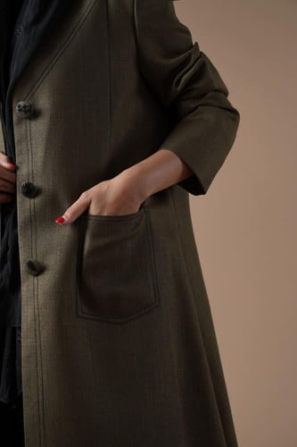 عباية بليزر لينن هندي مطرز بالأسود بجيب أمامي