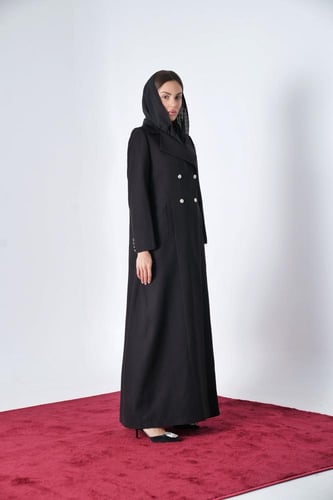 عباية كوت فاخر أسود بخطوط طولية وأزارير معدنية فضي...