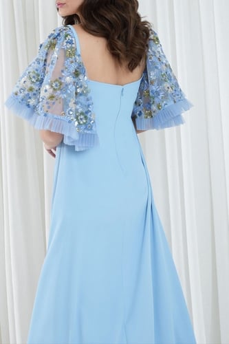 فستان كريب بأكمام من التل المطرز بالورد مكشوف الصد...