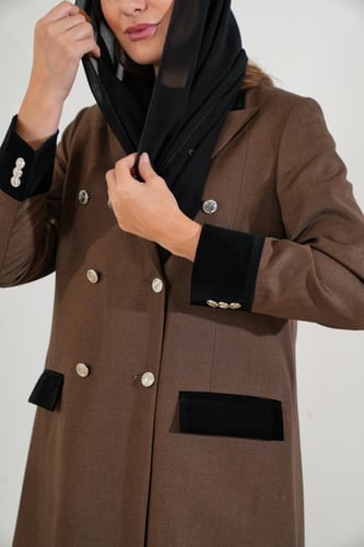 عباية بليزر شتوية جملي وأسود شمواه مع أزارير فضية