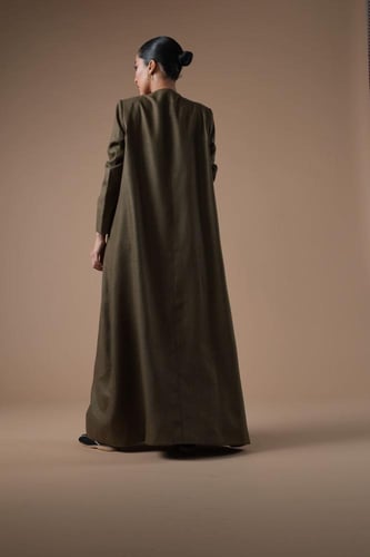 عباية بليزر لينن هندي مطرز بالأسود بجيب أمامي