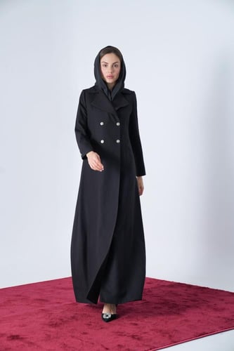 عباية كوت فاخر أسود بخطوط طولية وأزارير معدنية فضي...