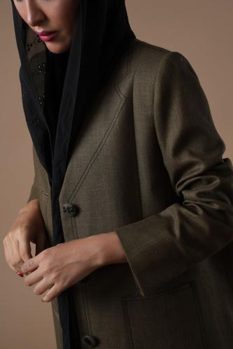 عباية بليزر لينن هندي مطرز بالأسود بجيب أمامي