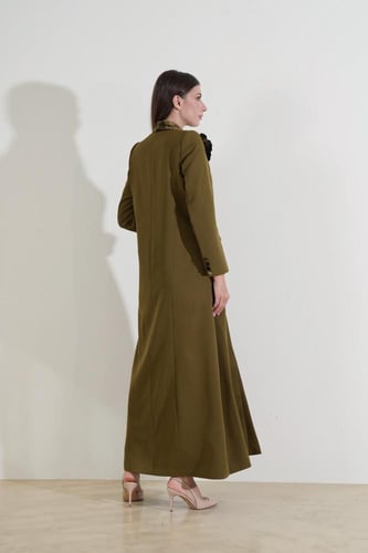 عباية بليزر كريب زيتوني بياقة وبروش من خامة المخمل...