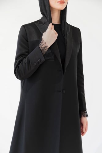 عباية بليزر أسود لامع ومطفي بأكمام من التل المنقط