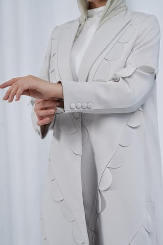 عباية بليزر كريب فاخر بقصات مميزة - بيج/رمادي فاتح