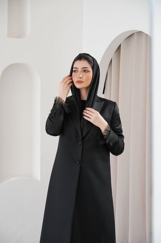 عباية بليزر أسود لامع ومطفي بأكمام من التل المنقط