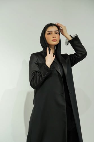 عباية بليزر أسود لامع ومطفي بأكمام من التل المنقط